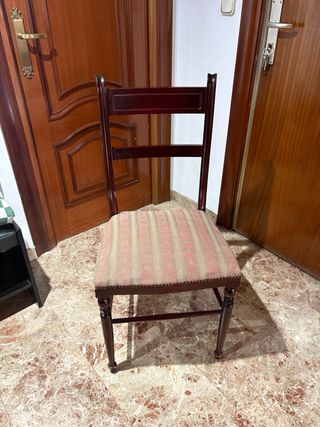 Se regalan sillas de madera antiguas tapizadas