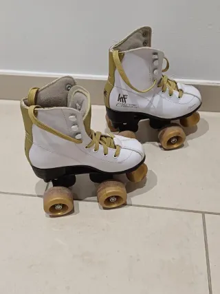 Patines de 4 ruedas Blancos y Dorados. Talla 31.
