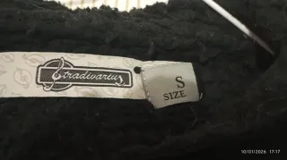 Chaqueta negra con capucha y regalo