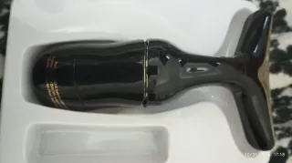 Chaqueta negra con capucha y regalo