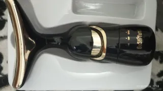 Chaqueta negra con capucha y regalo