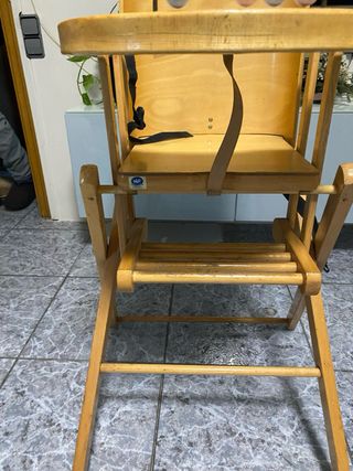 Trona de madera antigua en la mesa