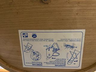 Trona de madera antigua en la mesa