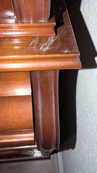 Aparador de madera con vitrina.