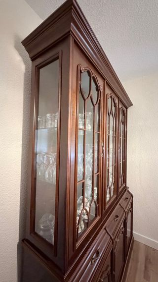 Aparador de madera con vitrina.