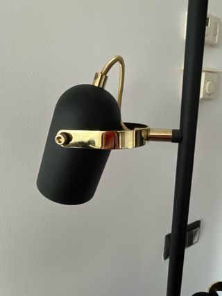 Lámpara de pie negra y dorada