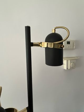 Lámpara de pie negra y dorada