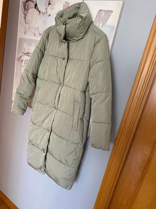 Abrigo acolchado Stradivarius T.36 casi nuevo.