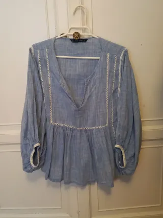 Blusa Zara azul con detalles blancos