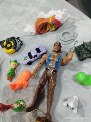 Lote figuras pequeñas: coche, tanque, etc.