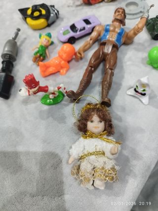 Lote figuras pequeñas: coche, tanque, etc.