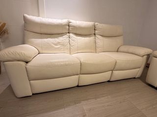 2 Divani Reclinabili in Pelle Beige. 6 posti