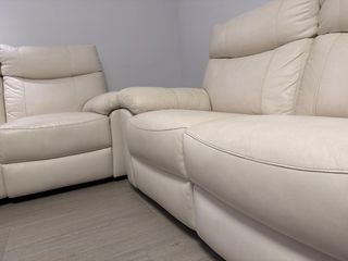 2 Divani Reclinabili in Pelle Beige. 6 posti