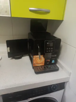 Cafetera Cecotec Super Automática en su caja