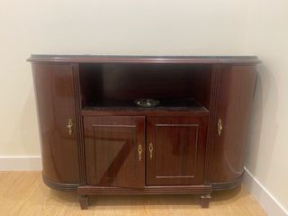 Aparador de madera con tapa de mármol