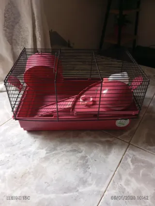 Jaula para hámster rosa y negra