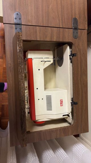 Máquina de coser Alfa con mueble