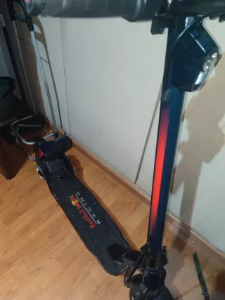 Patinete Eléctrico Red Bull Racing con cargador