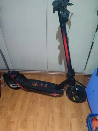 Patinete Eléctrico Red Bull Racing con cargador