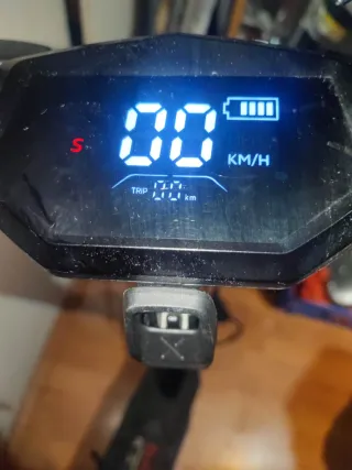 Patinete Eléctrico Red Bull Racing con cargador