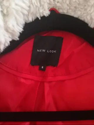 Abrigo plumífero rojo con capucha