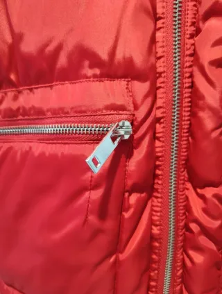 Abrigo plumífero rojo con capucha