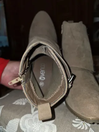 Botines beige con hebillas