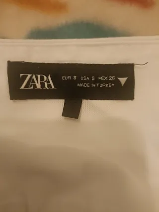 Minifalda plisada blanca de Zara.