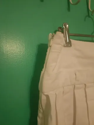 Minifalda plisada blanca de Zara.