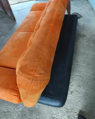 Sofá Naranja Capitoné