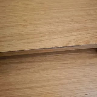 Tavolo da scrivania in legno con cassetti