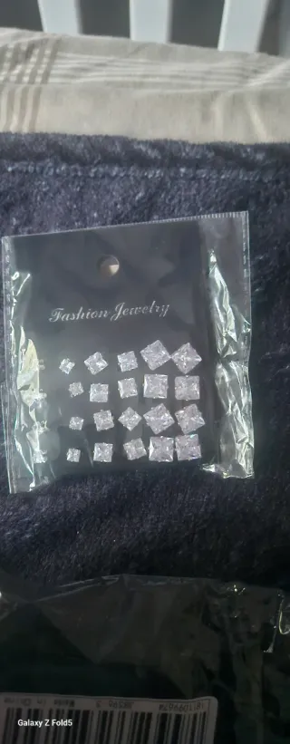 12 pares de  Pendientes Cuadrados Brillantes