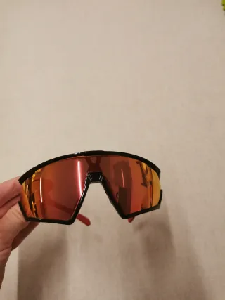 Occhiali sportivi Adidas neri e arancioni