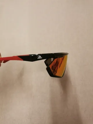 Occhiali sportivi Adidas neri e arancioni