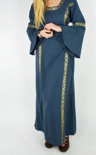 Vestido Medieval Azul con Detalles Dorados