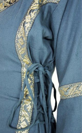 Vestido Medieval Azul con Detalles Dorados