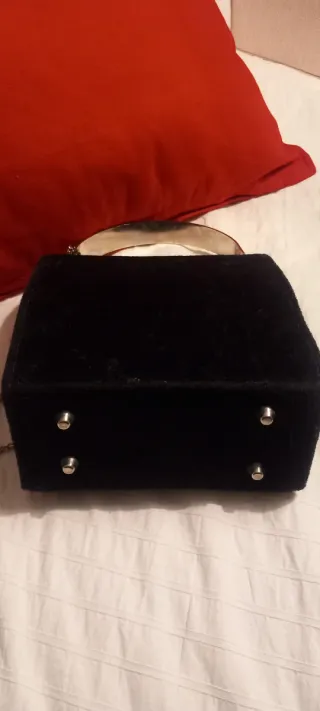 Bolso fiesta negro asa rígida plateada. Corte Ingl