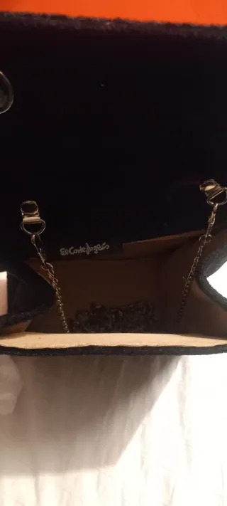 Bolso fiesta negro asa rígida plateada. Corte Ingl