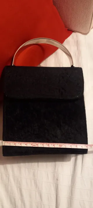 Bolso fiesta negro asa rígida plateada. Corte Ingl