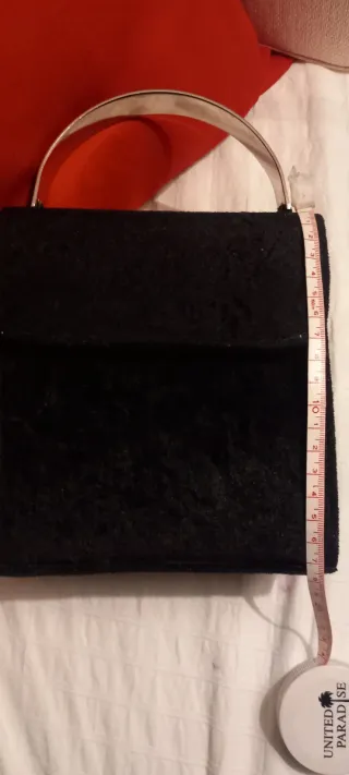 Bolso fiesta negro asa rígida plateada. Corte Ingl