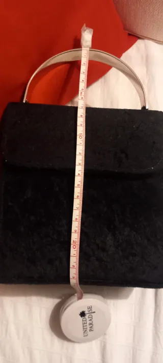 Bolso fiesta negro asa rígida plateada. Corte Ingl