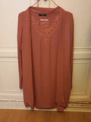 Conjunto vestido S y chaqueta M de Mango rosa.