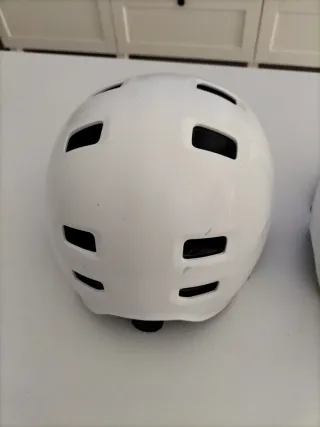 Lote 2 Cascos Unisex Blancos Marca Oxelo.