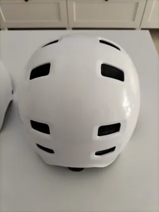 Lote 2 Cascos Unisex Blancos Marca Oxelo.