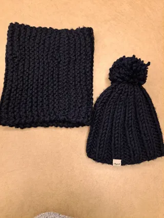 Conjunto lana Mywool: gorro y cuello azul marino.