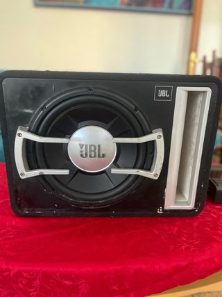 Subwoofer JBL Negro y Plateado