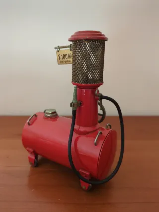 Mechero vintage con forma de surtidor de gasolina