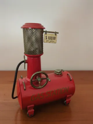 Mechero vintage con forma de surtidor de gasolina