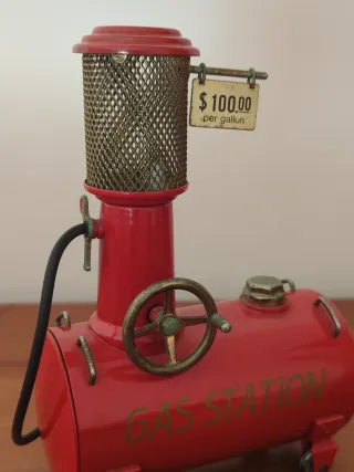 Mechero vintage con forma de surtidor de gasolina