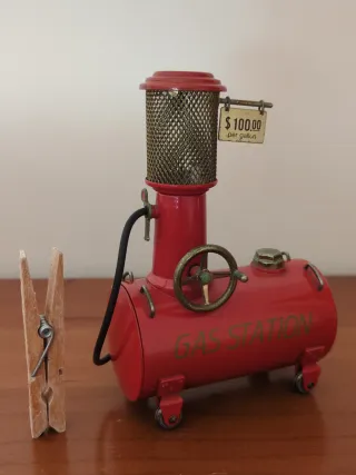 Mechero vintage con forma de surtidor de gasolina